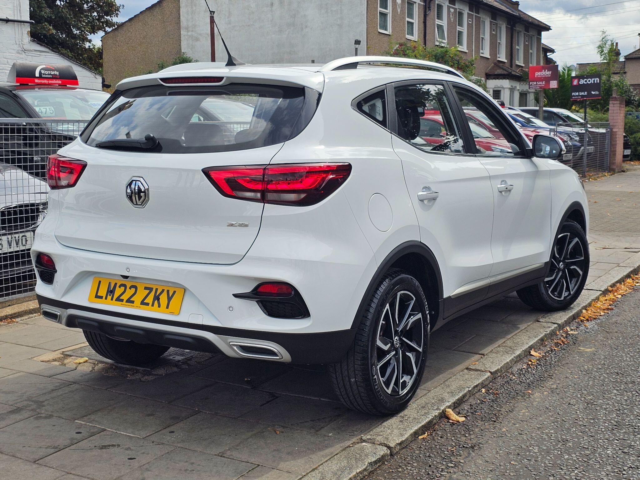 MG ZS view 3