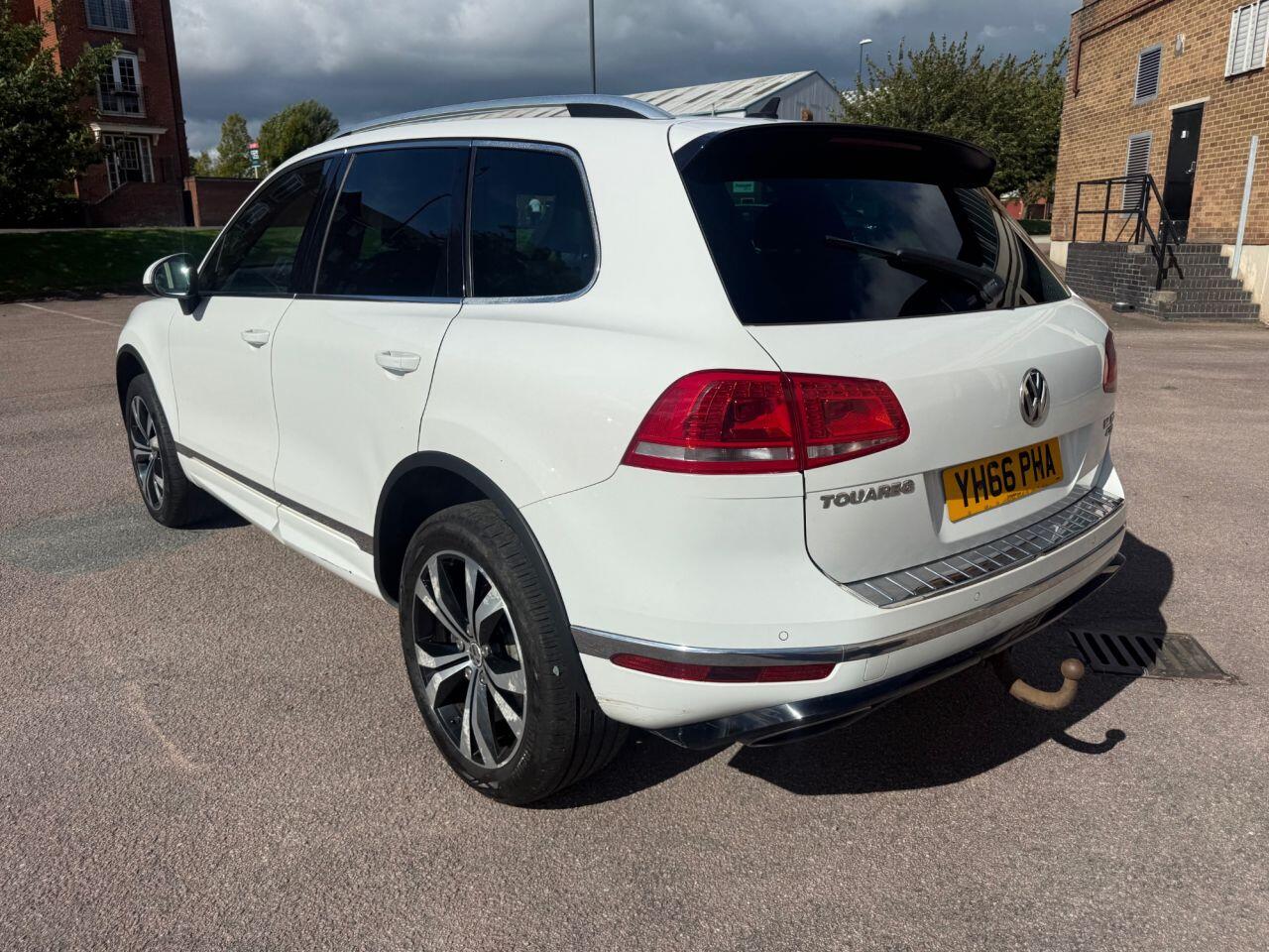 Volkswagen Touareg view 20
