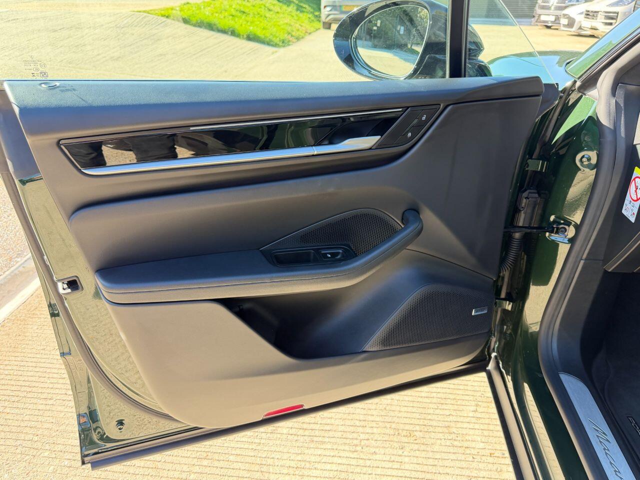 Porsche Macan view 27