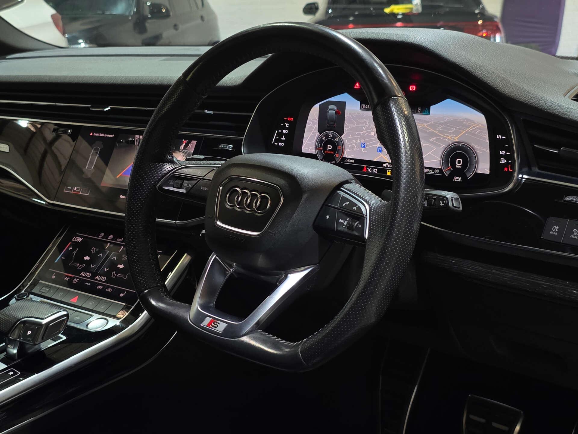 Audi Q7 view 14