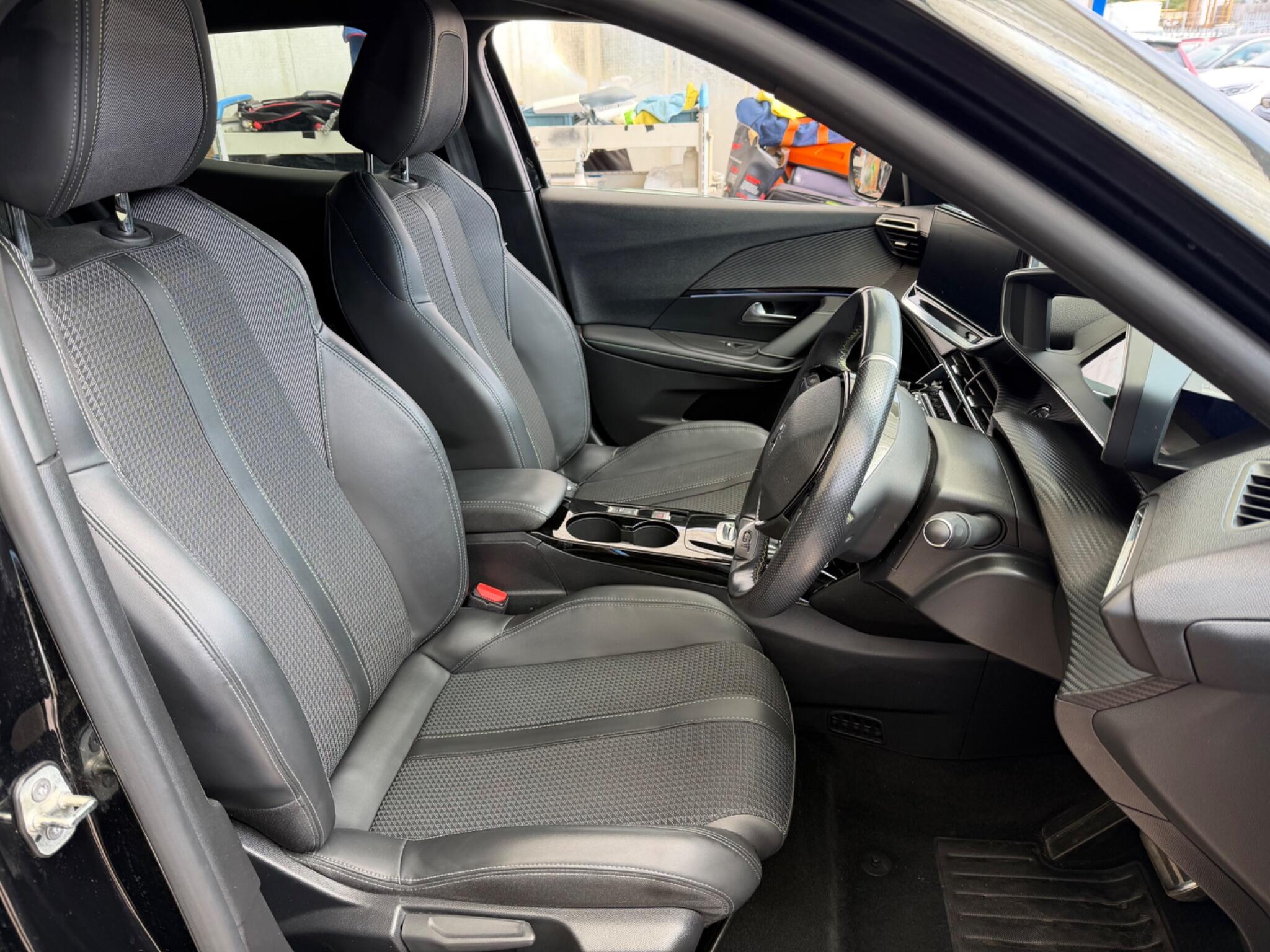 Peugeot E-2008 view 18