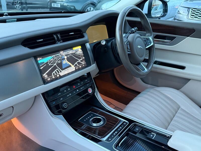 Jaguar XF view 39
