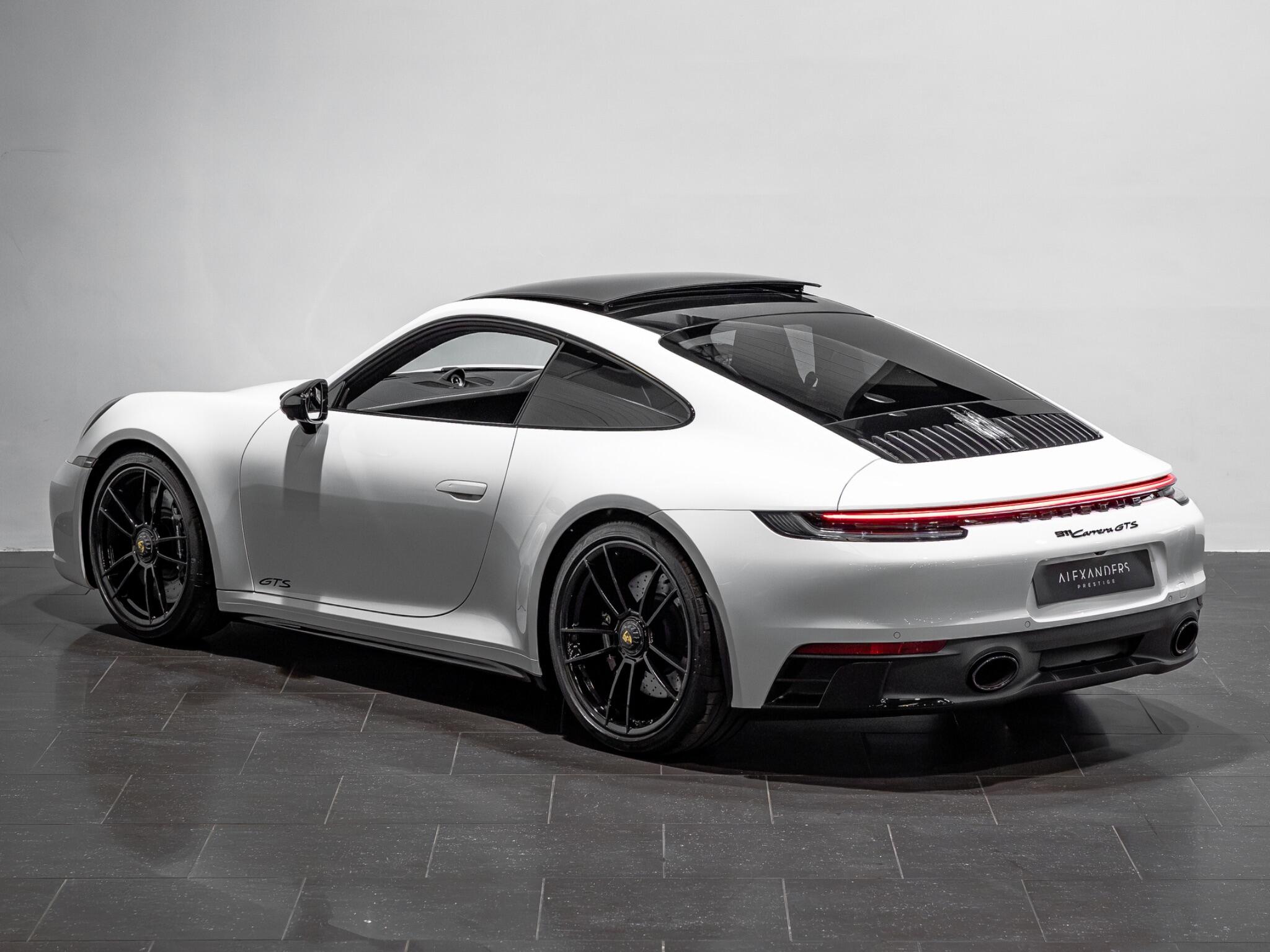 Porsche 911 view 5
