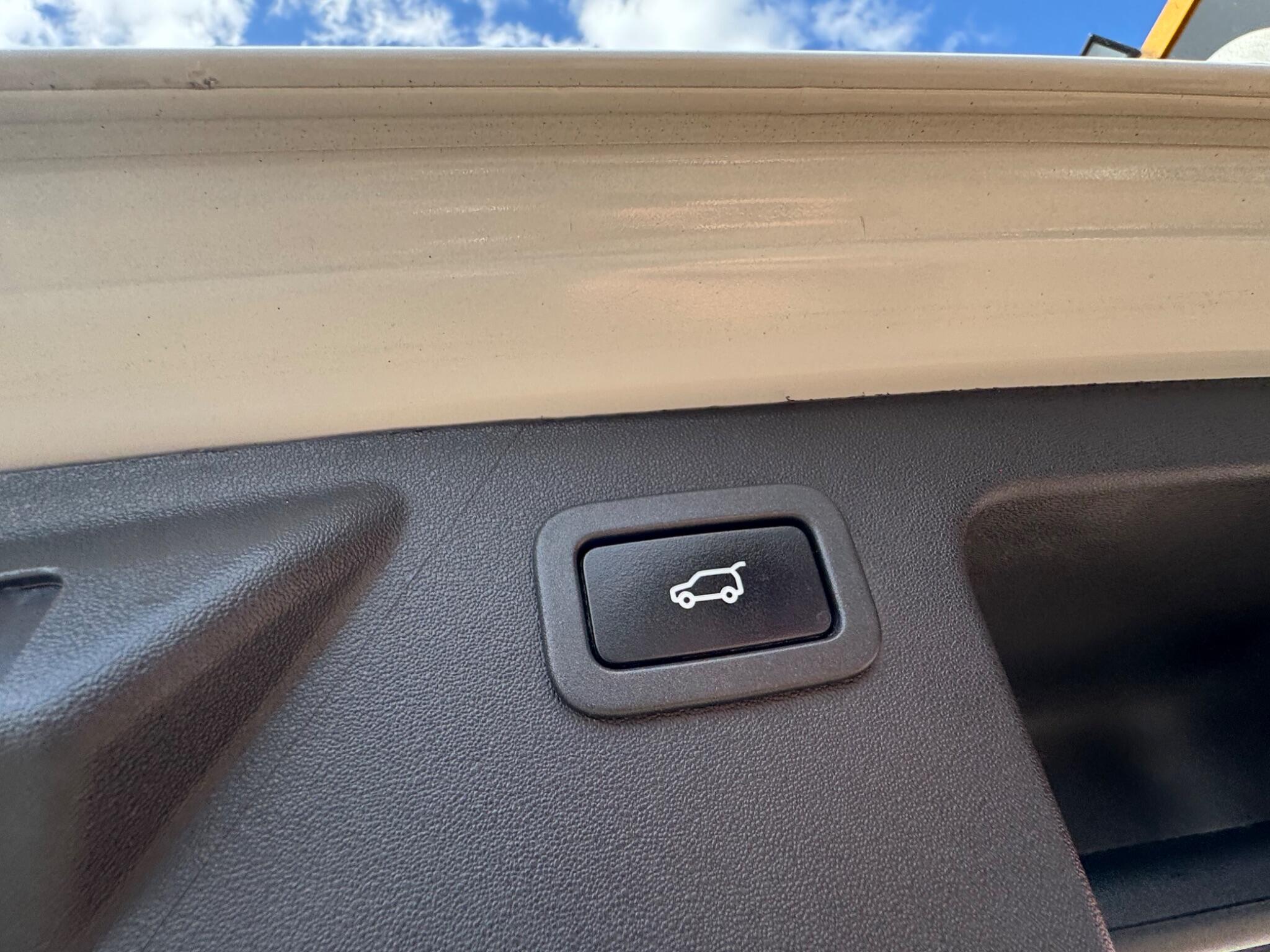 Land Rover Discovery Sport view 11