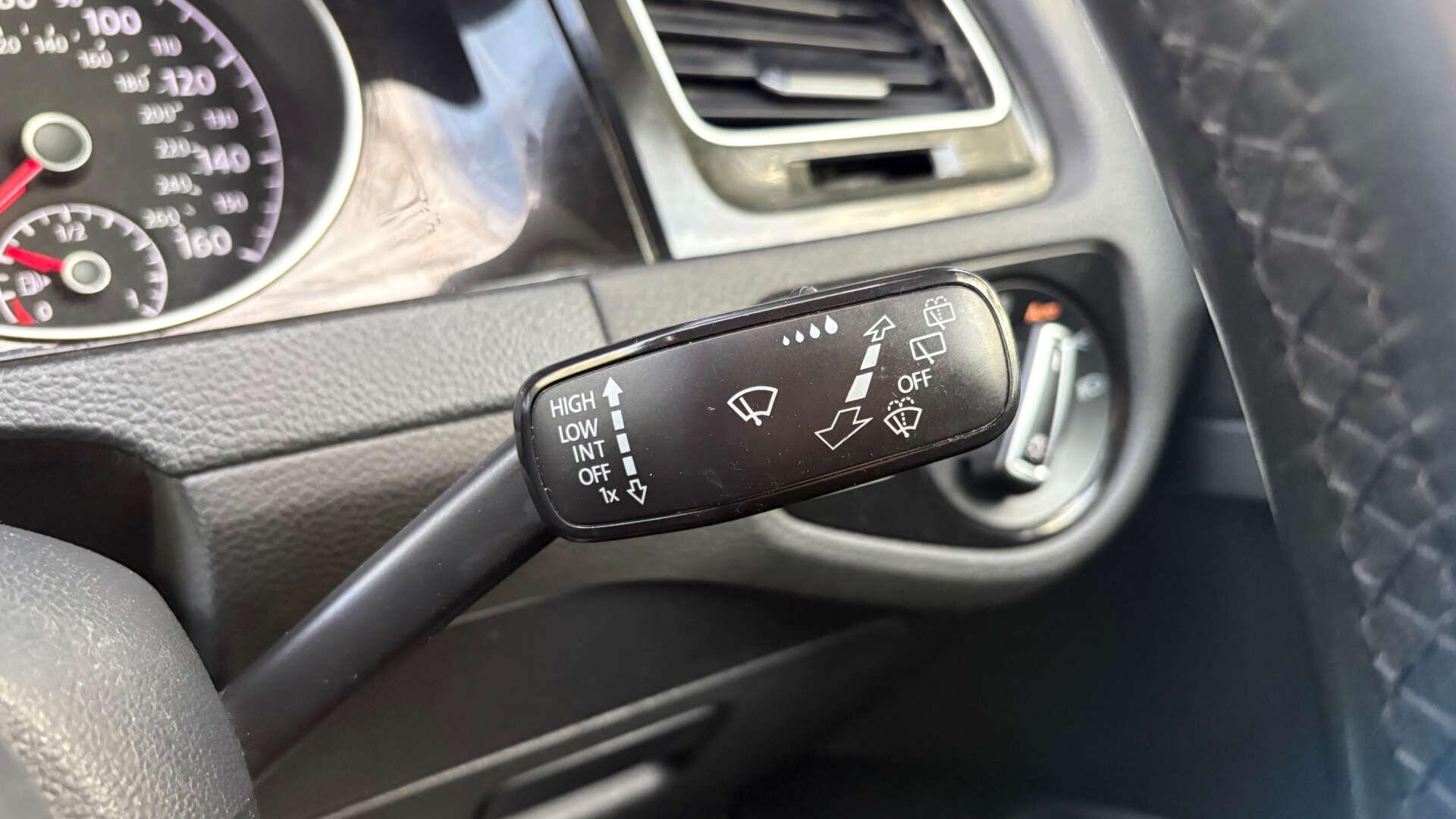 Volkswagen Golf view 24