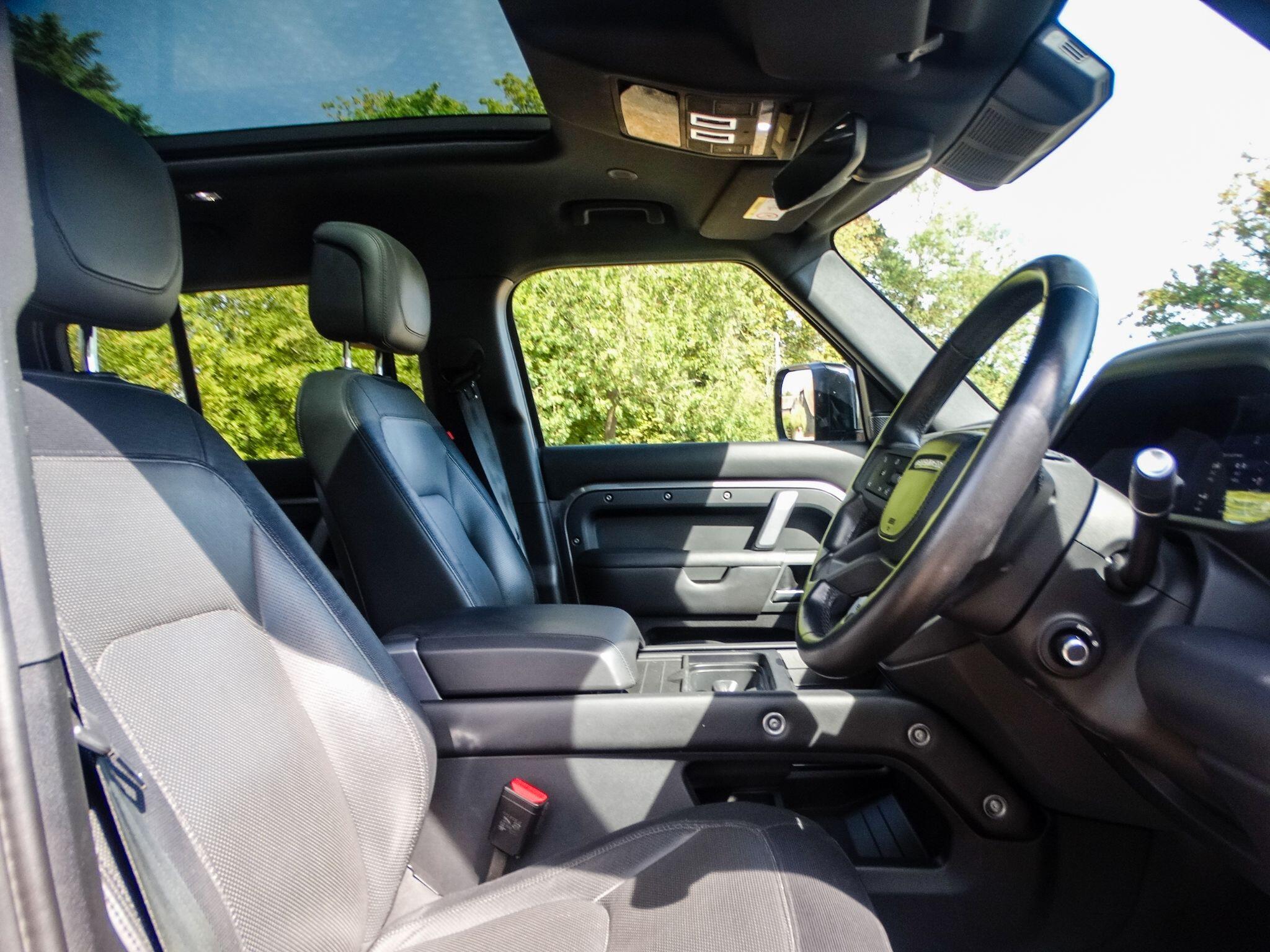 Land Rover Defender 110 view 18