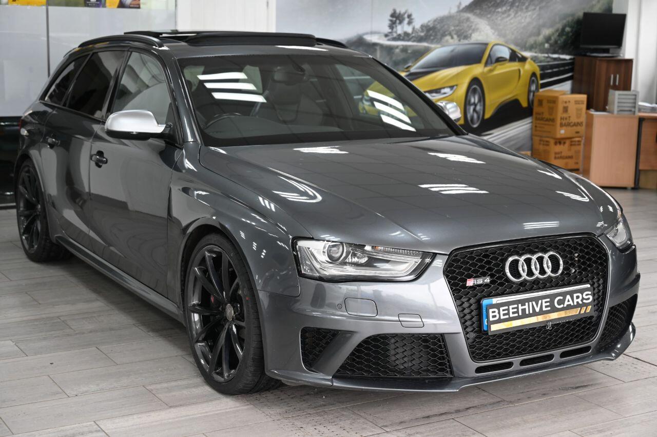 Audi RS4 Avant view 2