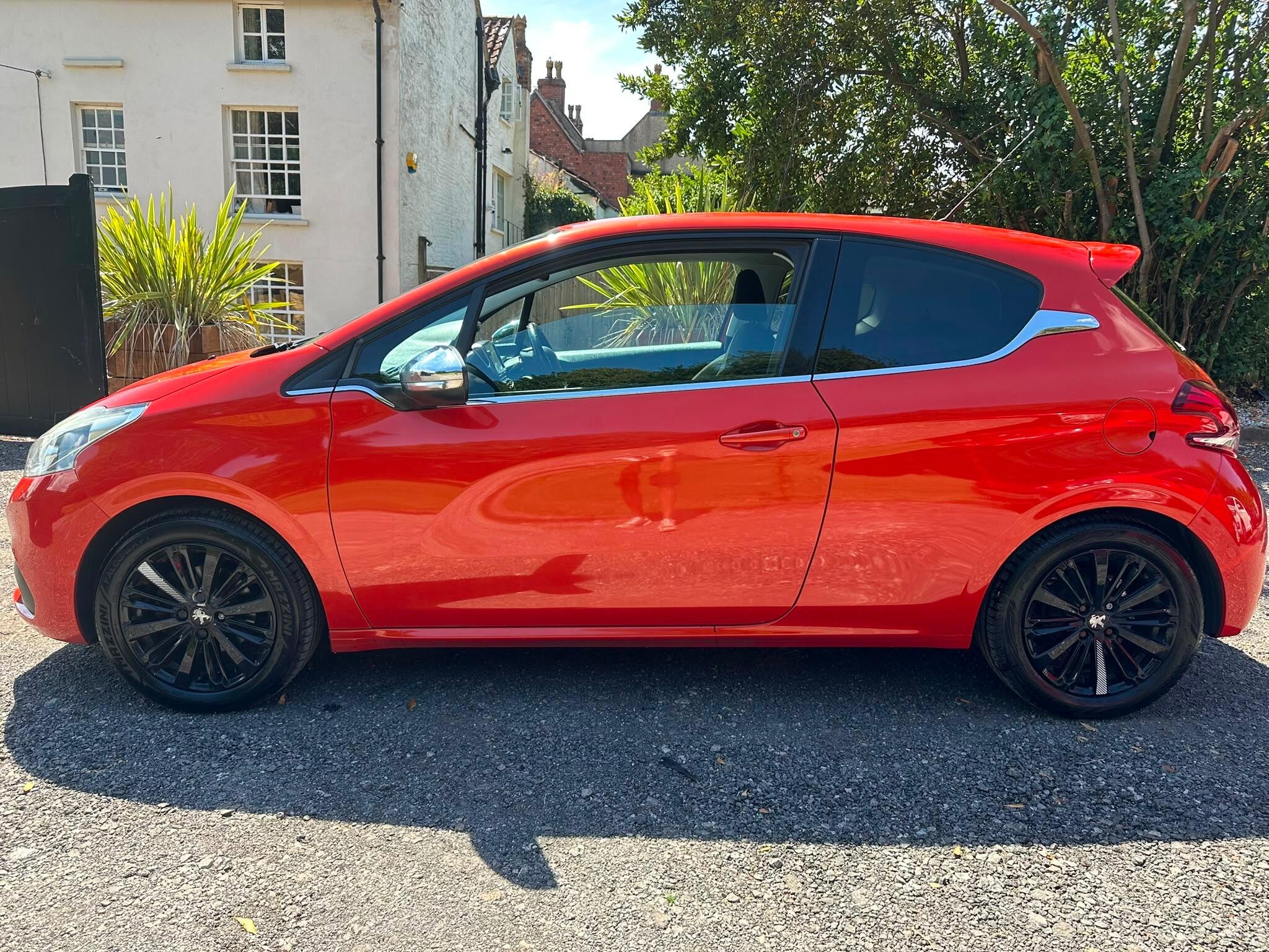 Peugeot 208 view 13