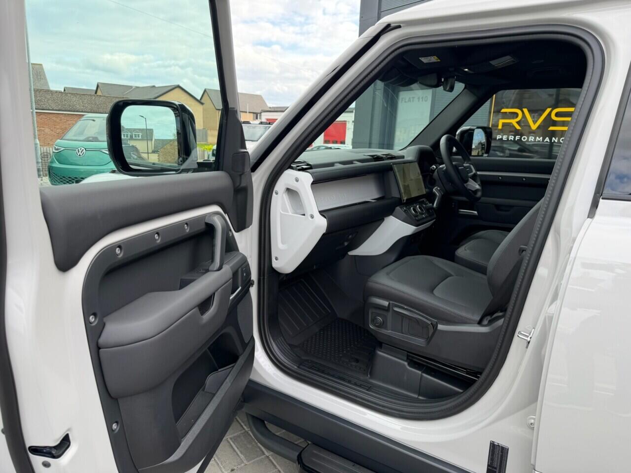 Land Rover Defender 110 view 20