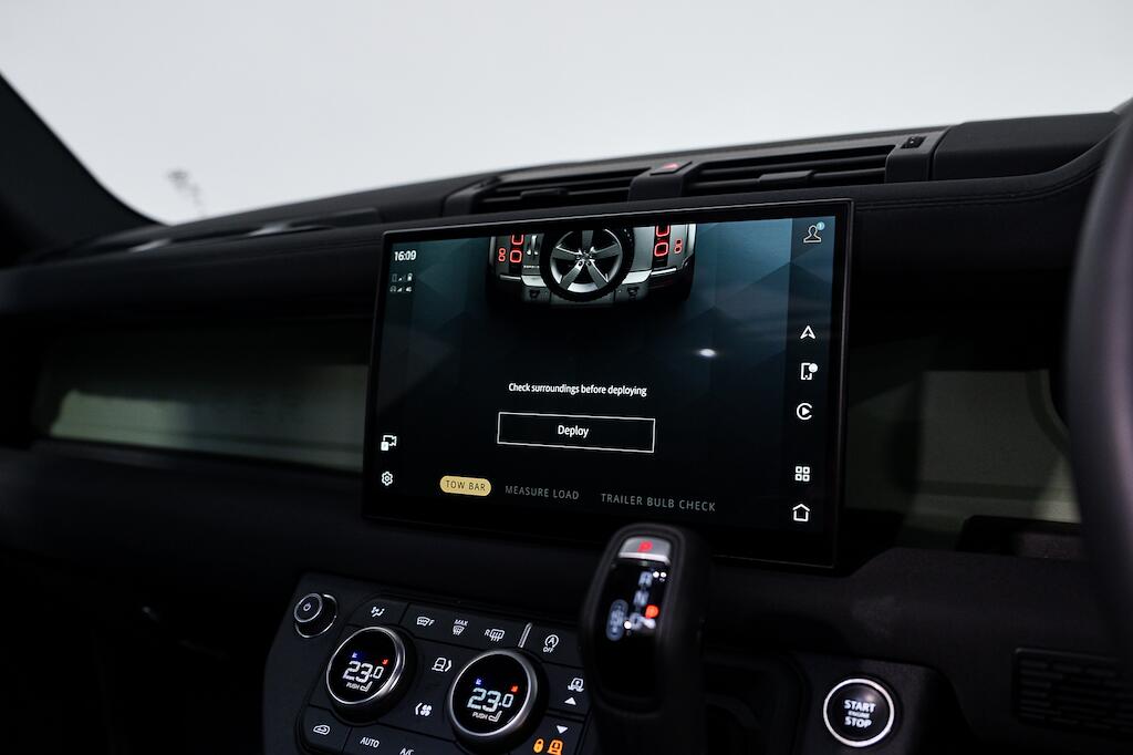 Land Rover Defender view 24