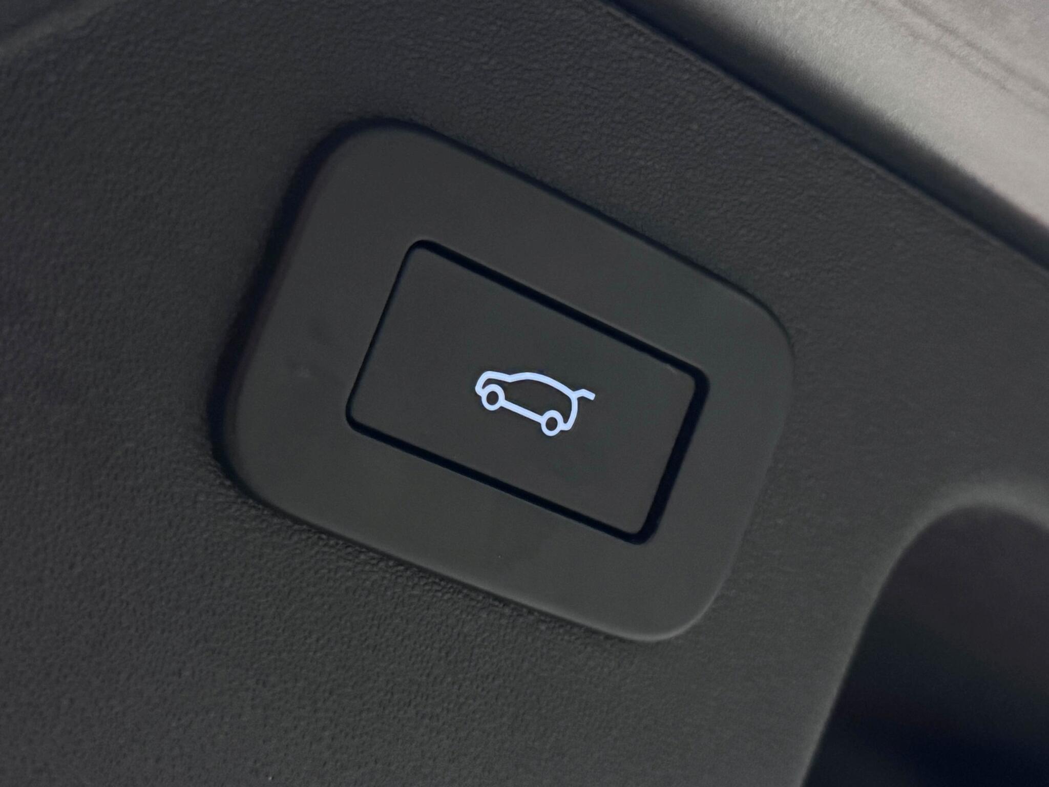 Land Rover Discovery Sport view 8
