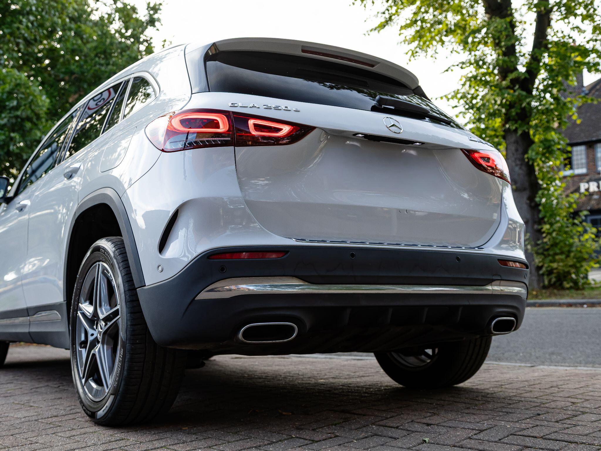 Mercedes-Benz GLA view 4