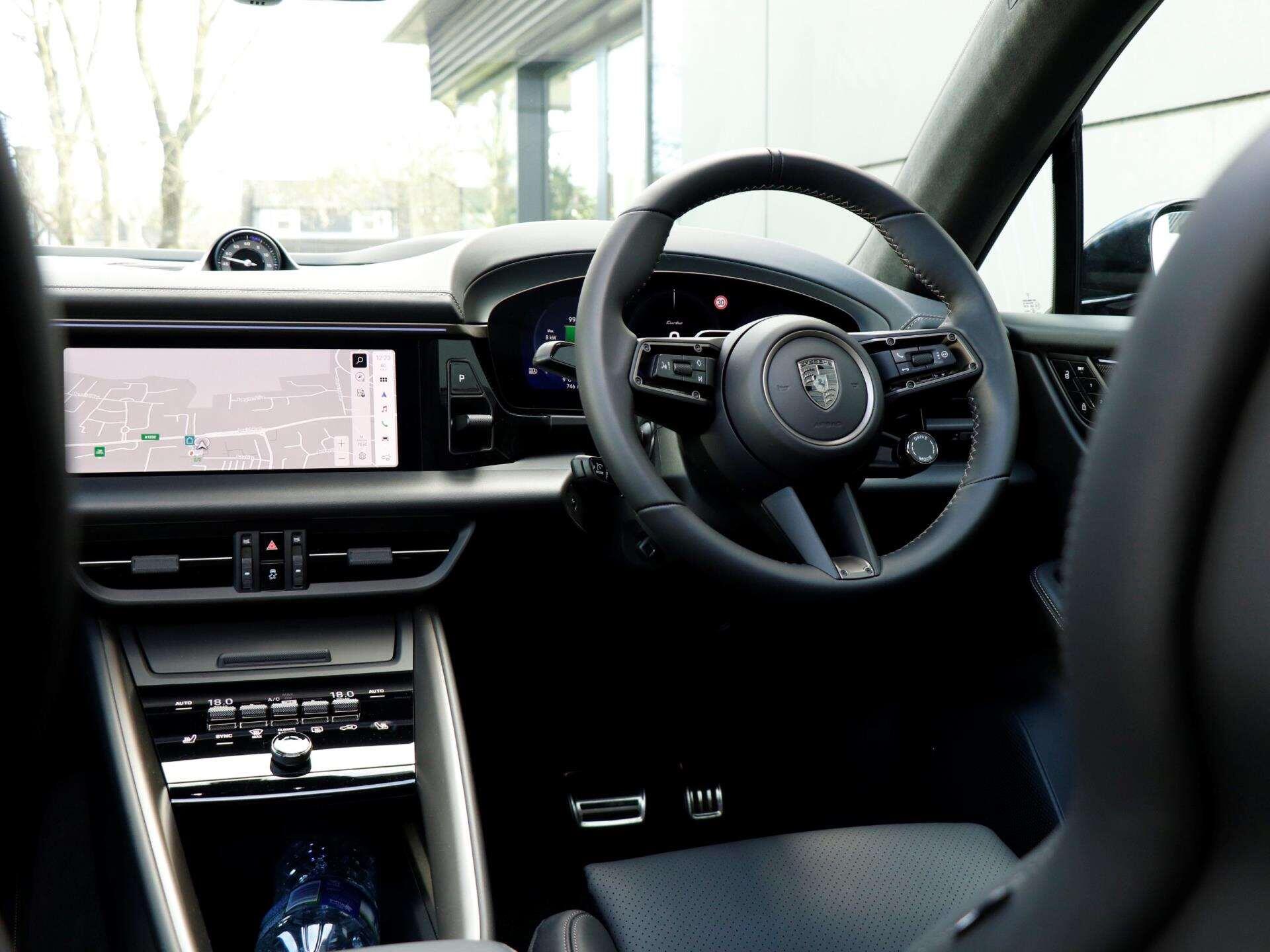 Porsche Macan view 11