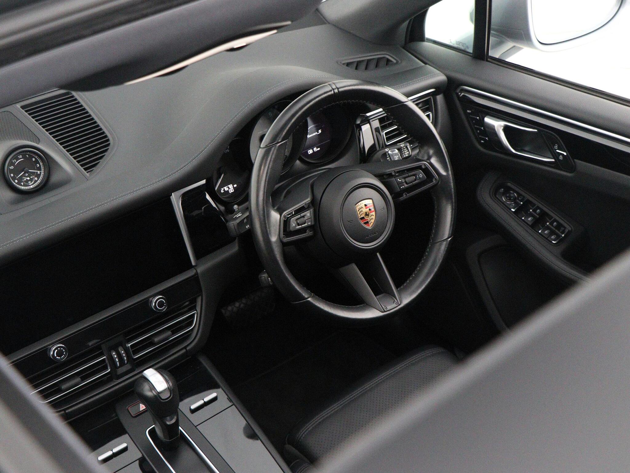 Porsche Macan view 3