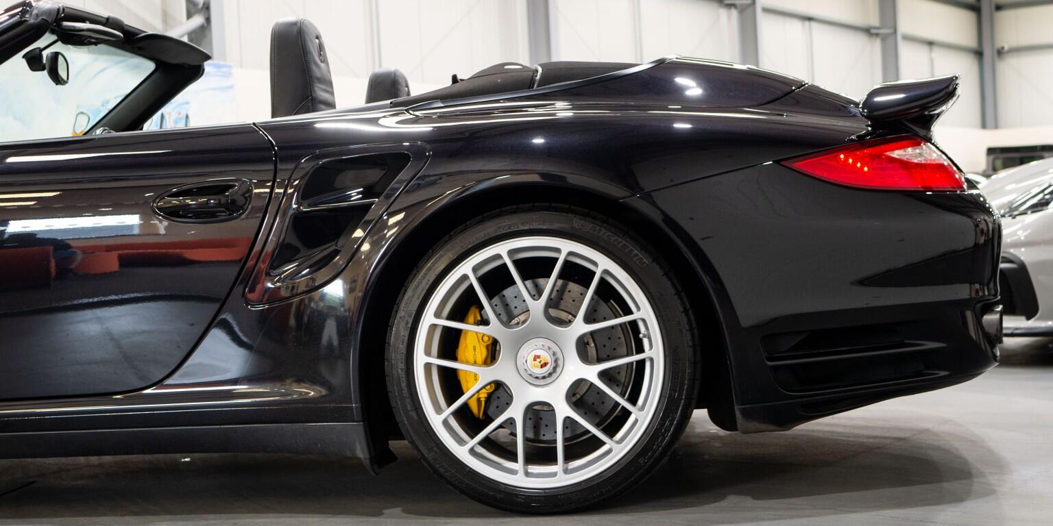 Porsche 911 view 8