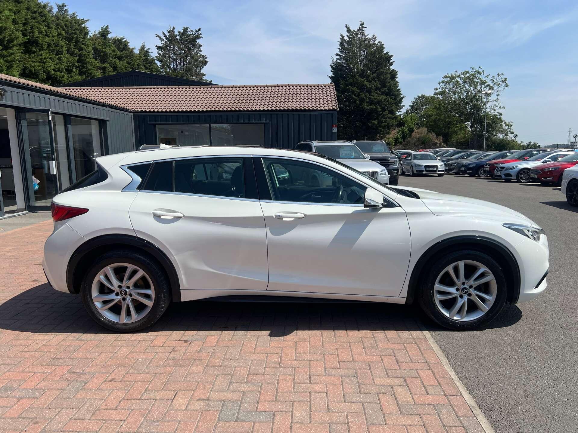 Infiniti Q30 view 8