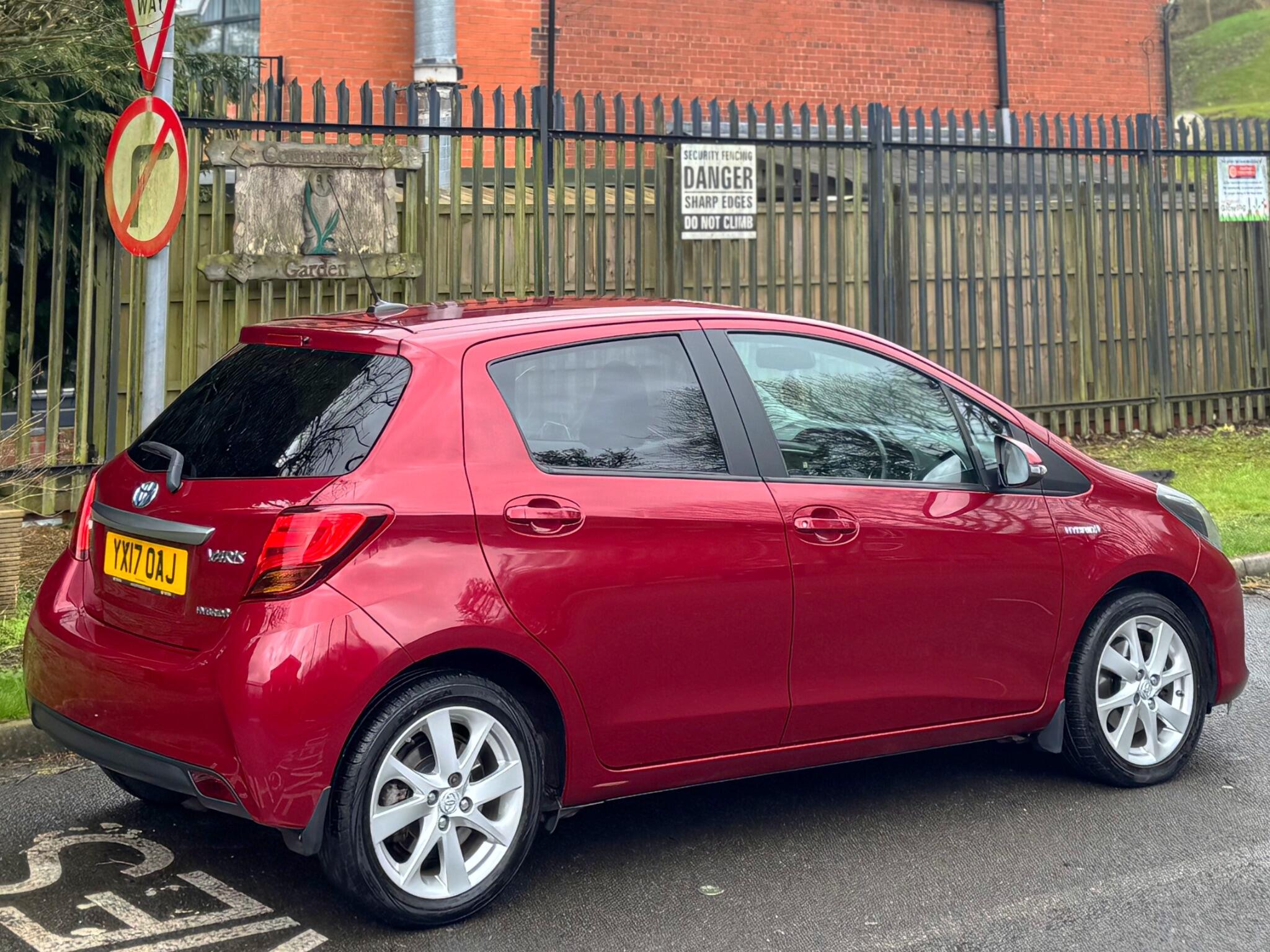 2017 Toyota Yaris 1.5 VVT-h Excel E-CVT Euro 6 (s/s) 5dr (15in Alloy) image 26