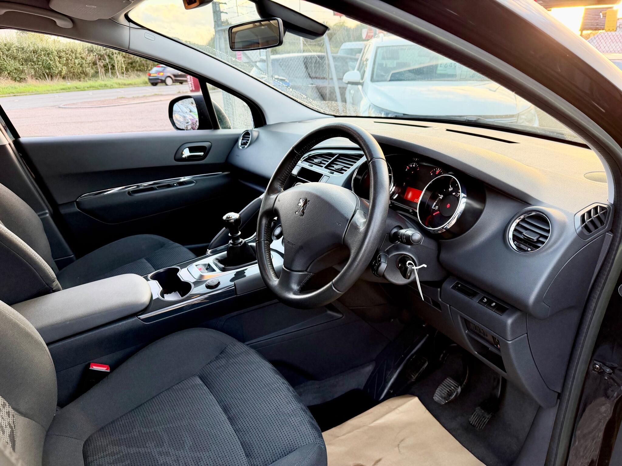 Peugeot 3008 view 3