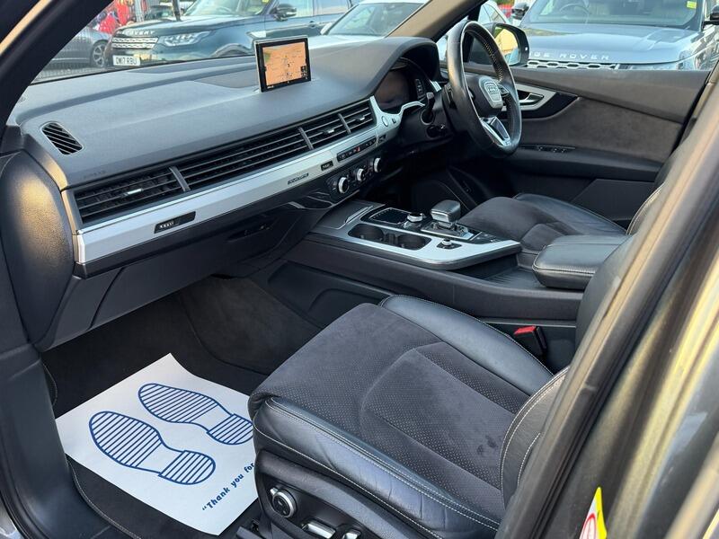 Audi Q7 view 22