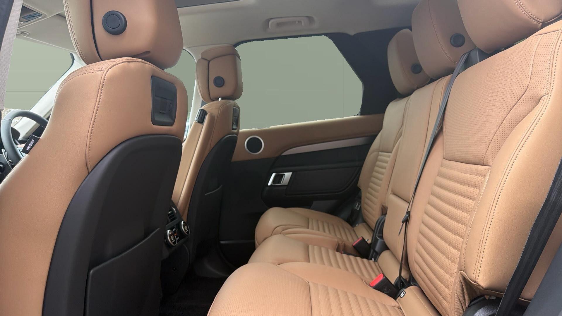 Land Rover Discovery view 11