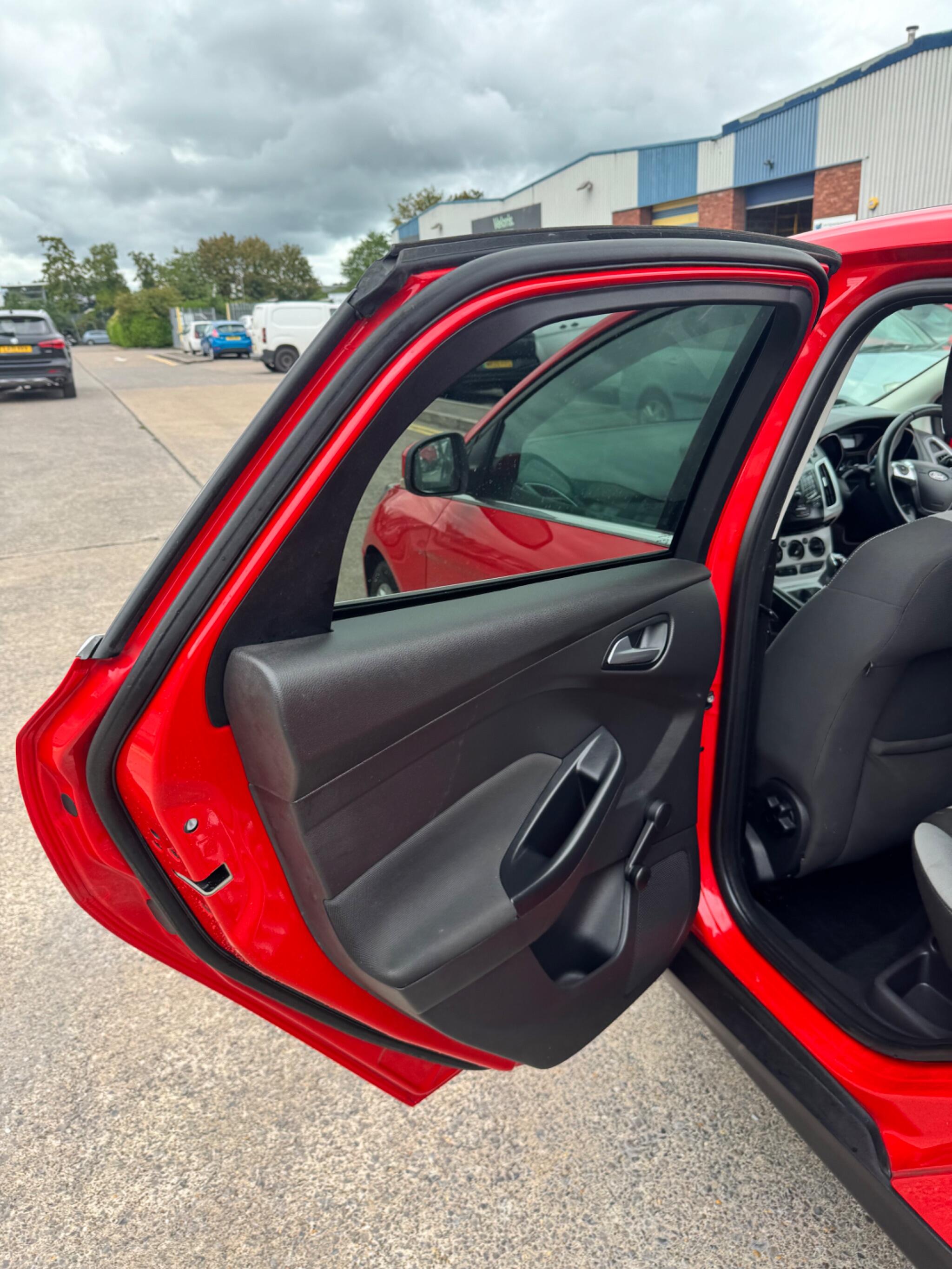 Ford Focus view 32