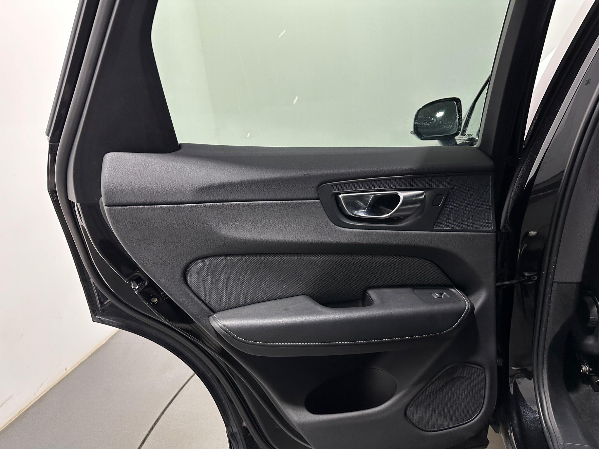 Volvo XC60 view 40