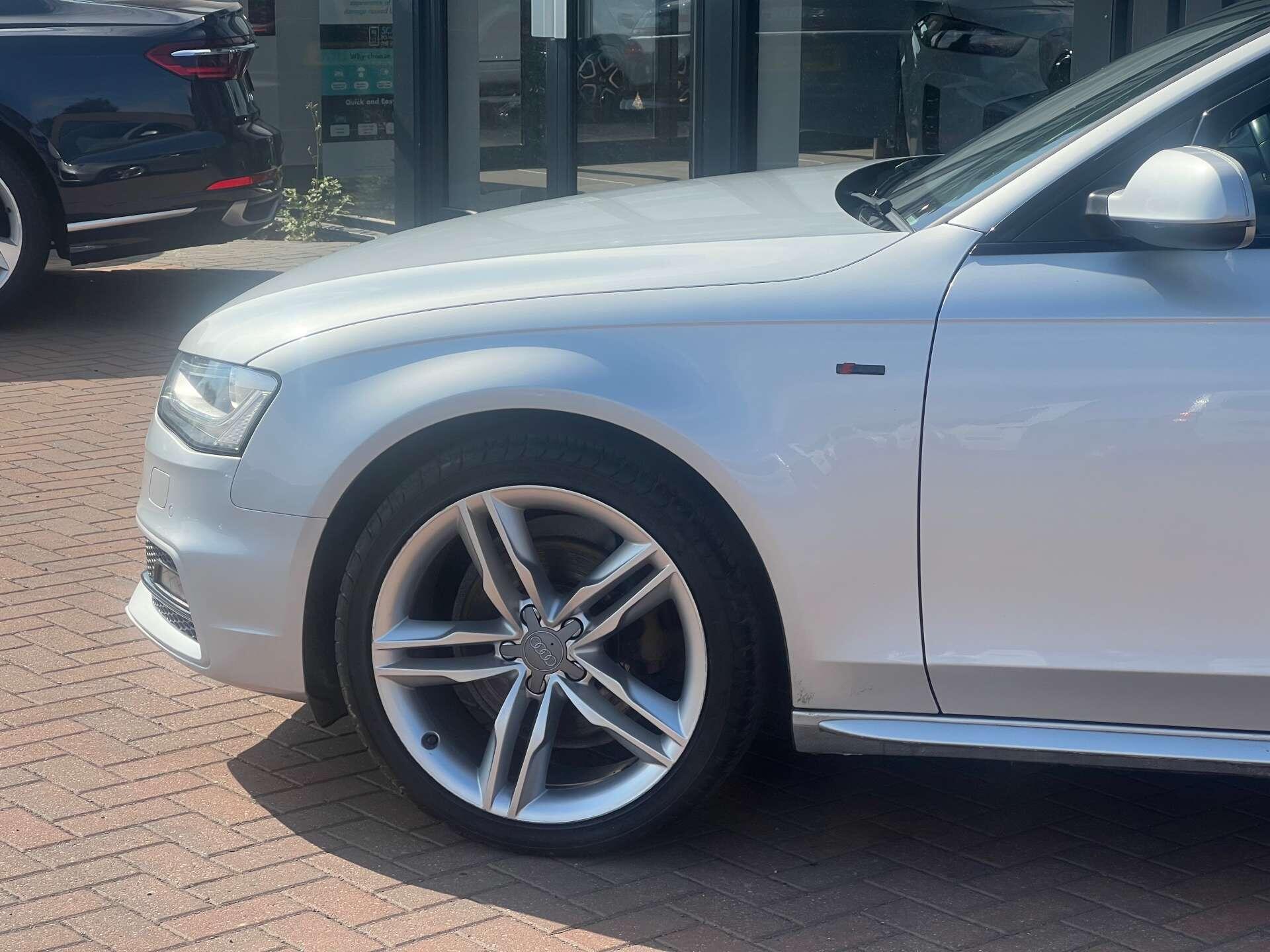 Audi A4 view 14