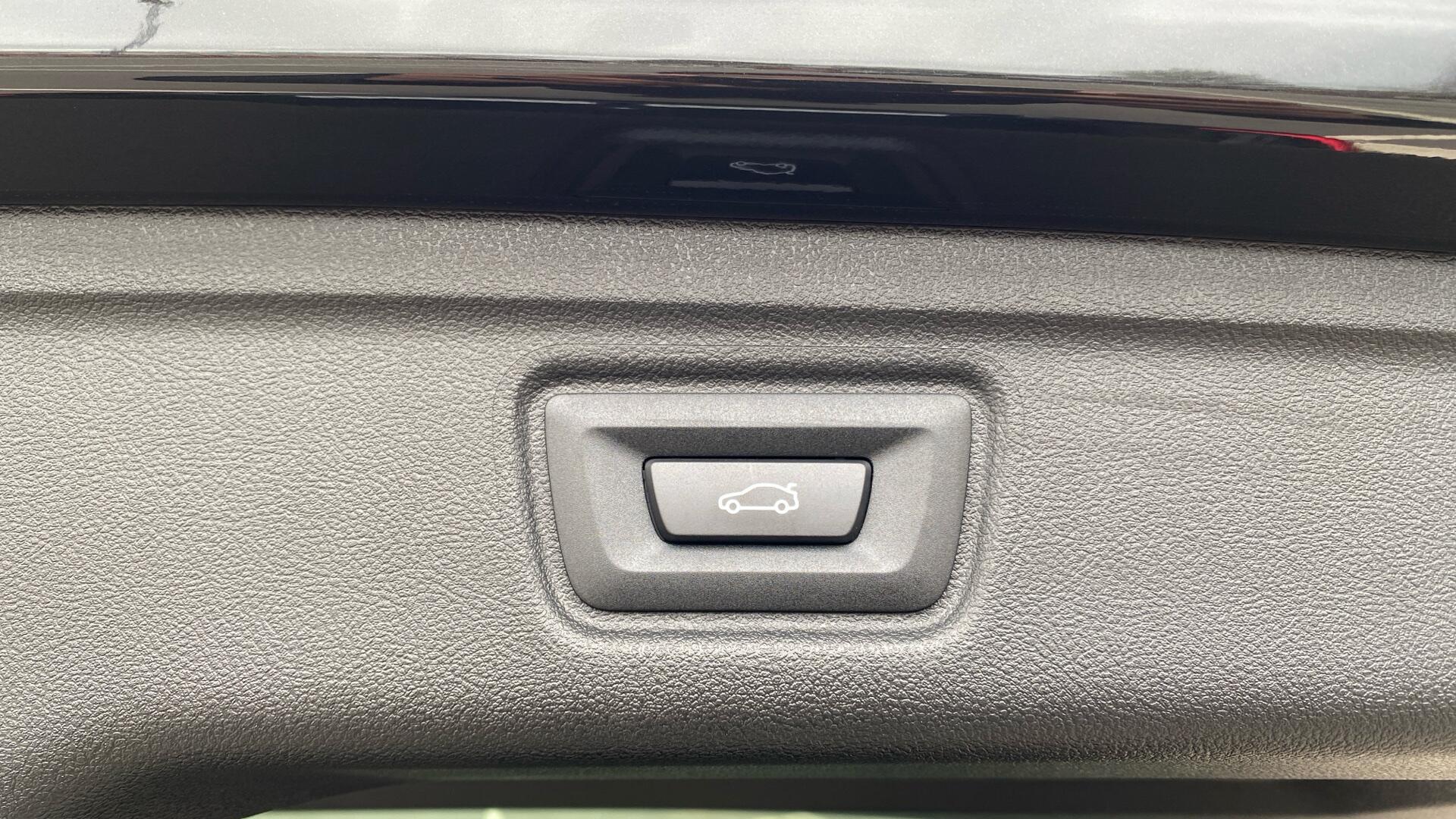 BMW 3 Series view 24