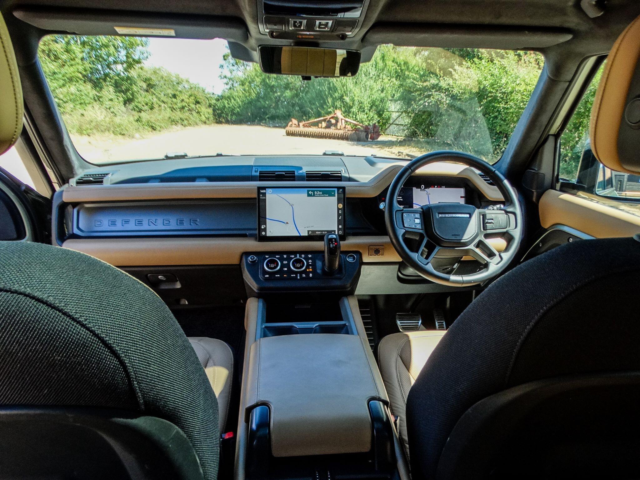 Land Rover Defender 110 view 19