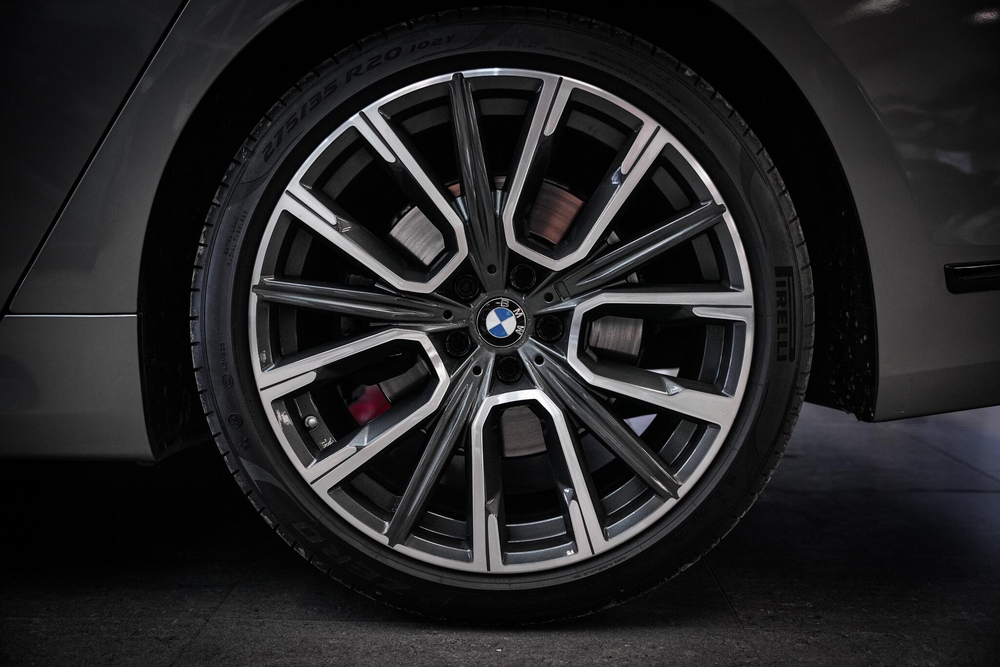 BMW 7 Series view 28