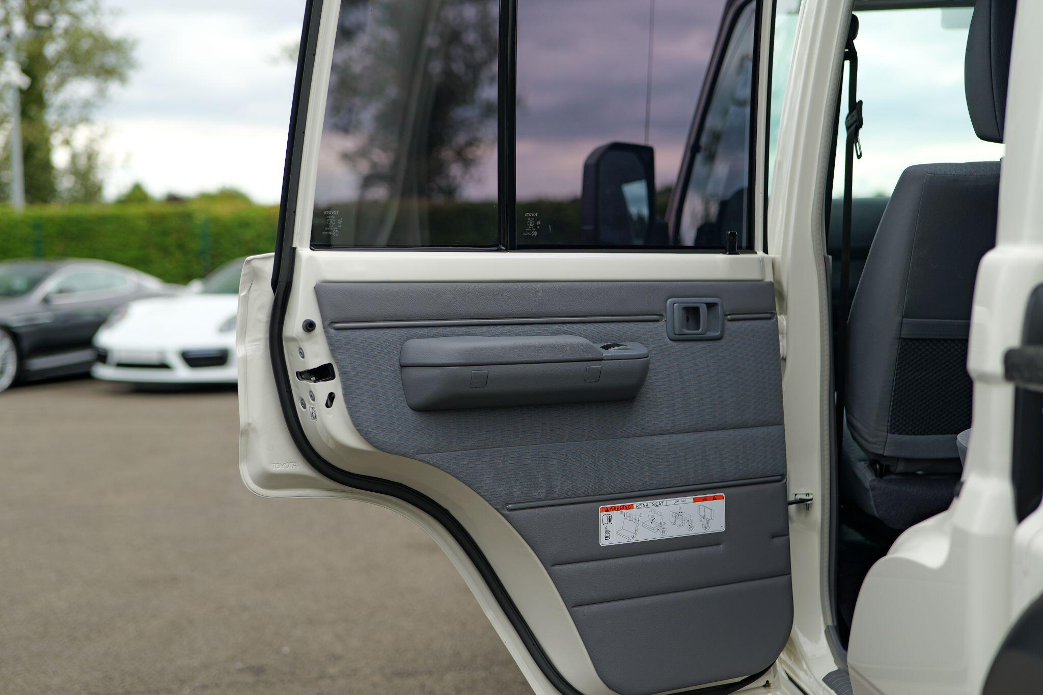 Toyota Land Cruiser view 32