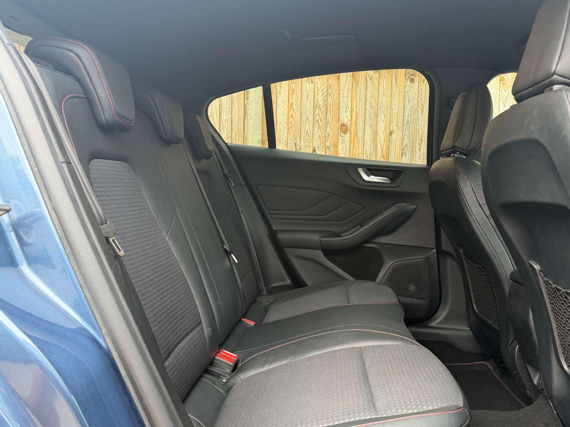 Ford Focus view 3