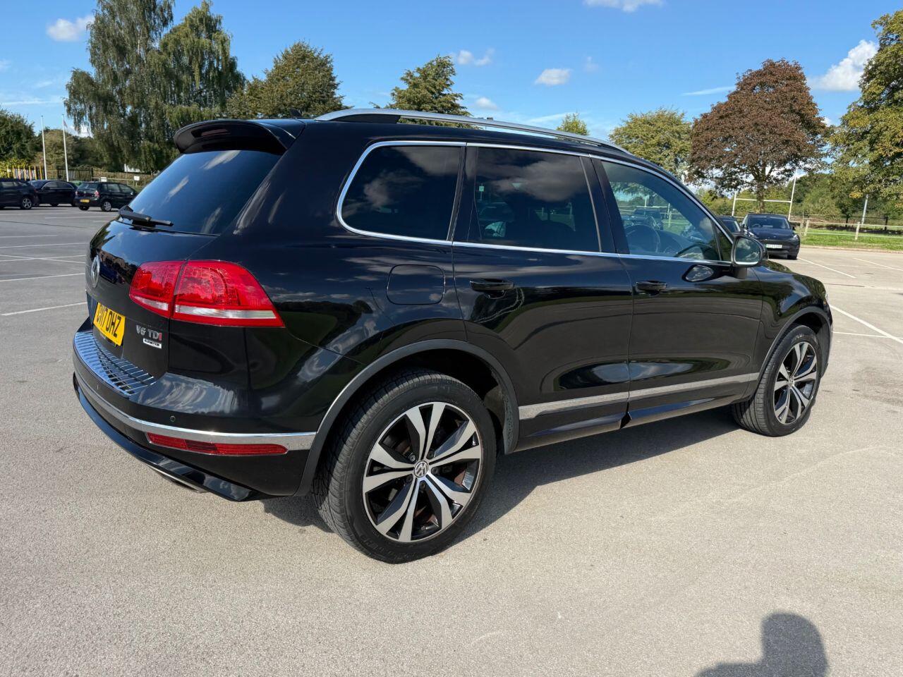 Volkswagen Touareg view 4