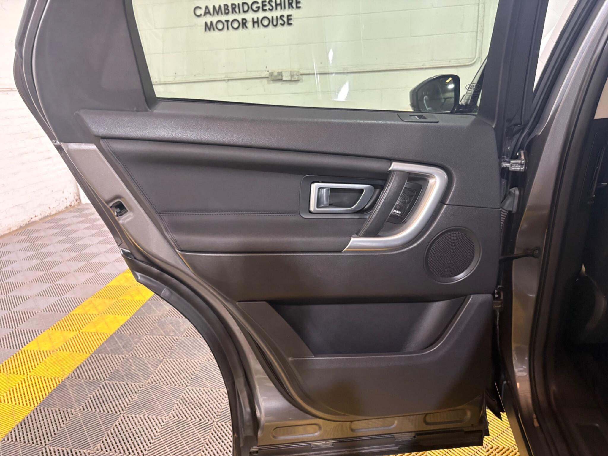Land Rover Discovery Sport view 45