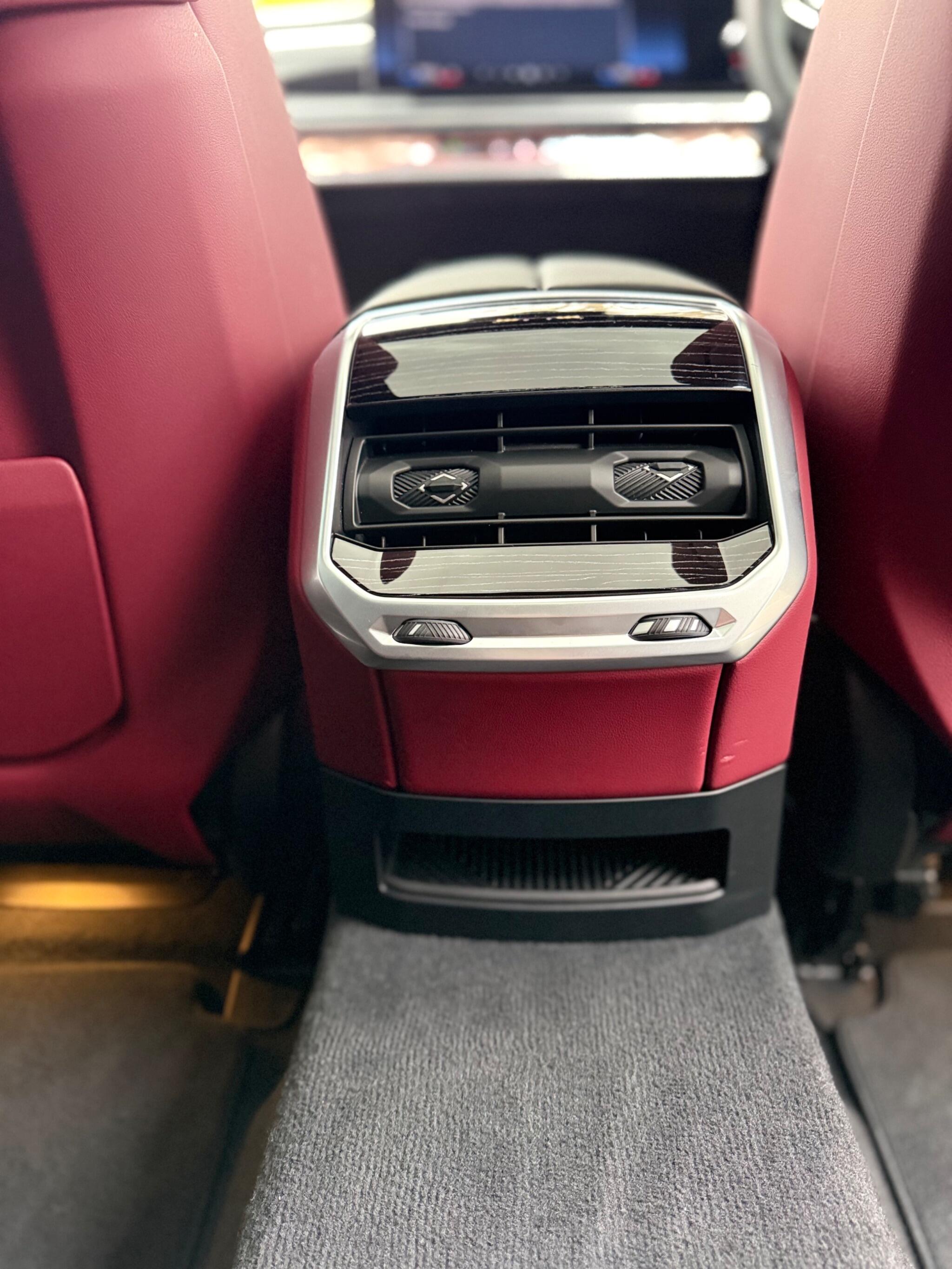 BMW 7 Series view 17