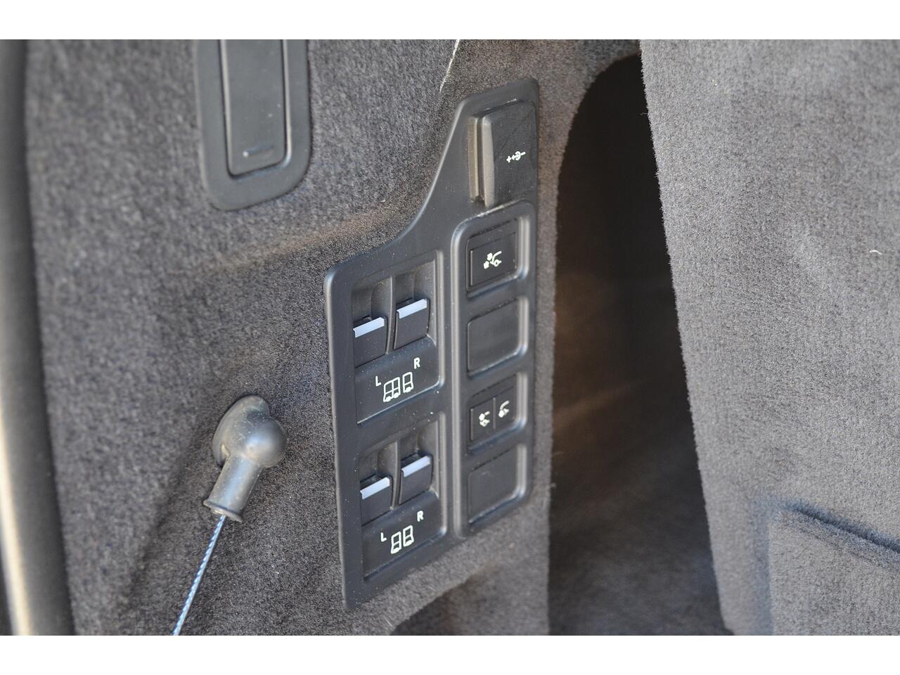 Land Rover Discovery view 26