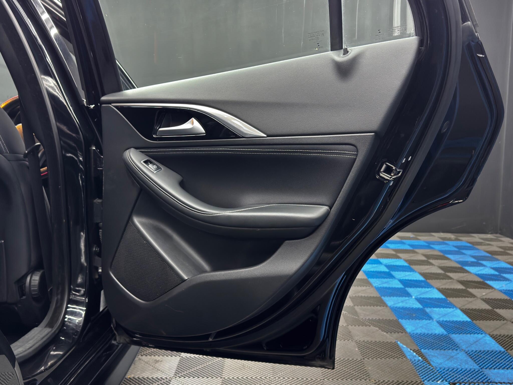 Infiniti Q30 view 42