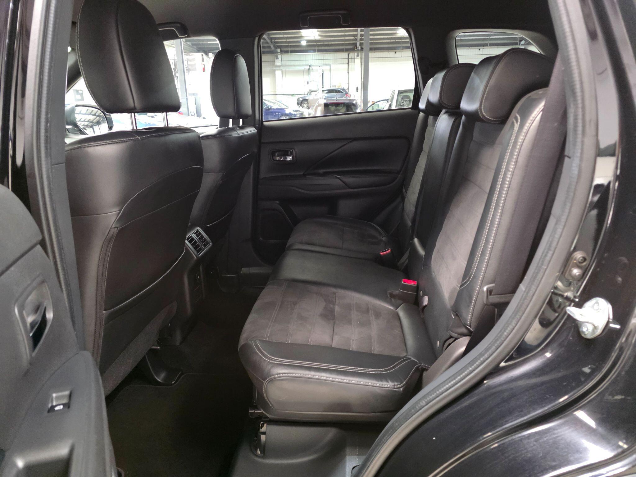 Mitsubishi Outlander view 24