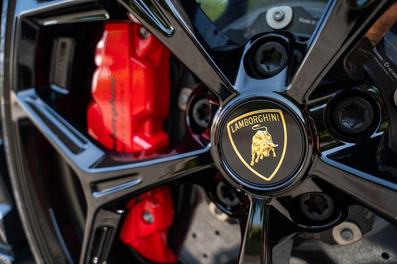 Lamborghini Revuelto view 37