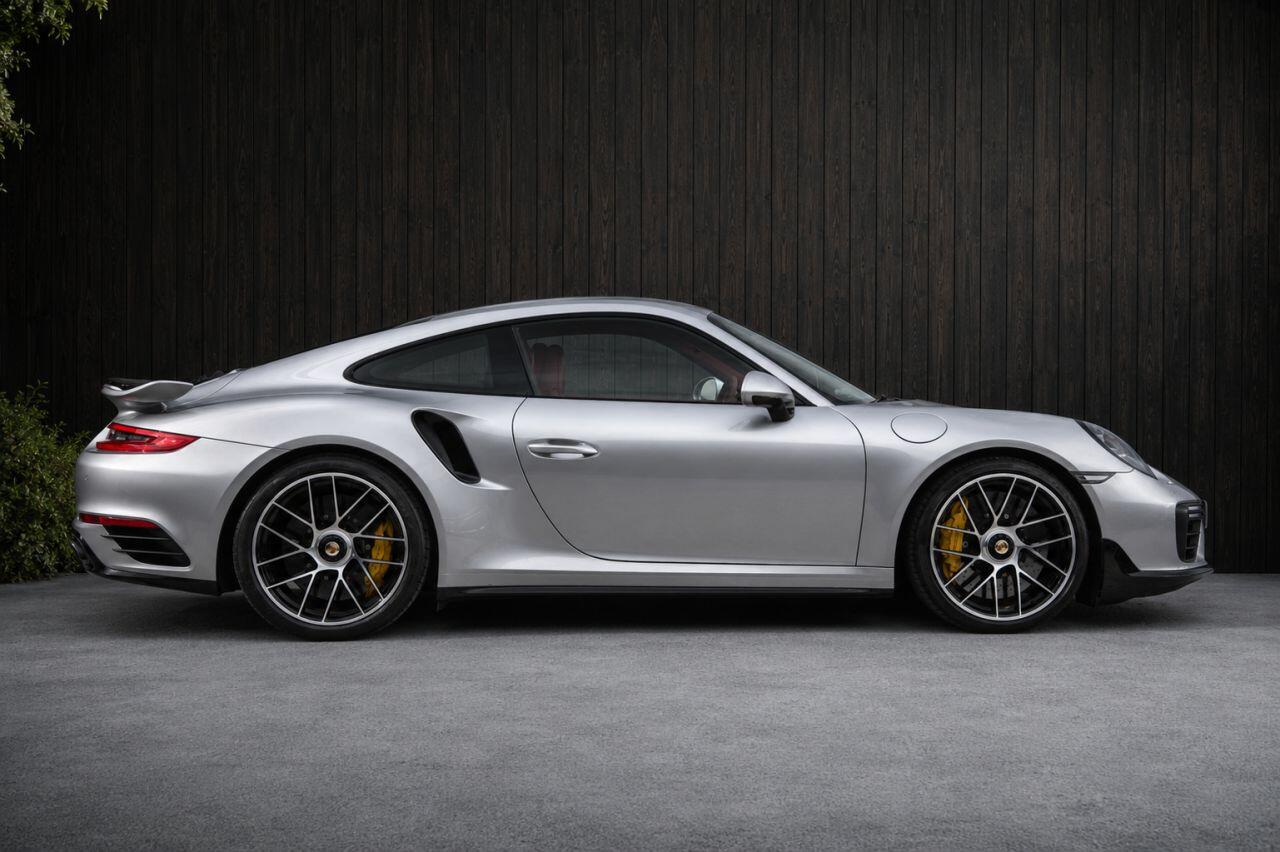 Porsche 911 view 7