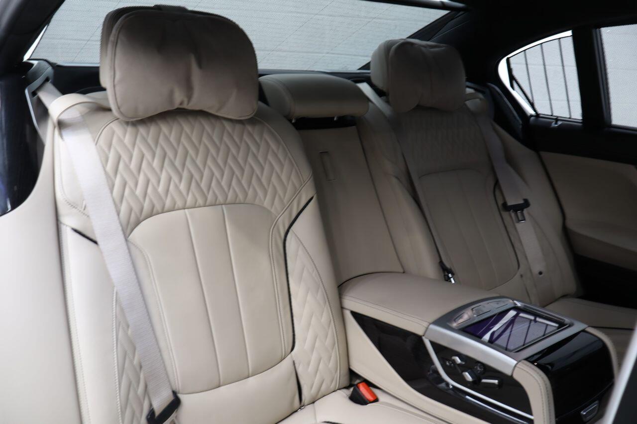 BMW 7 Series view 33