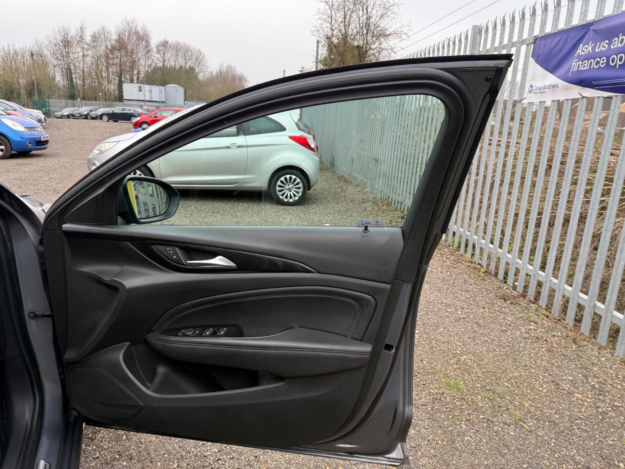 2017 Vauxhall Insignia image 9