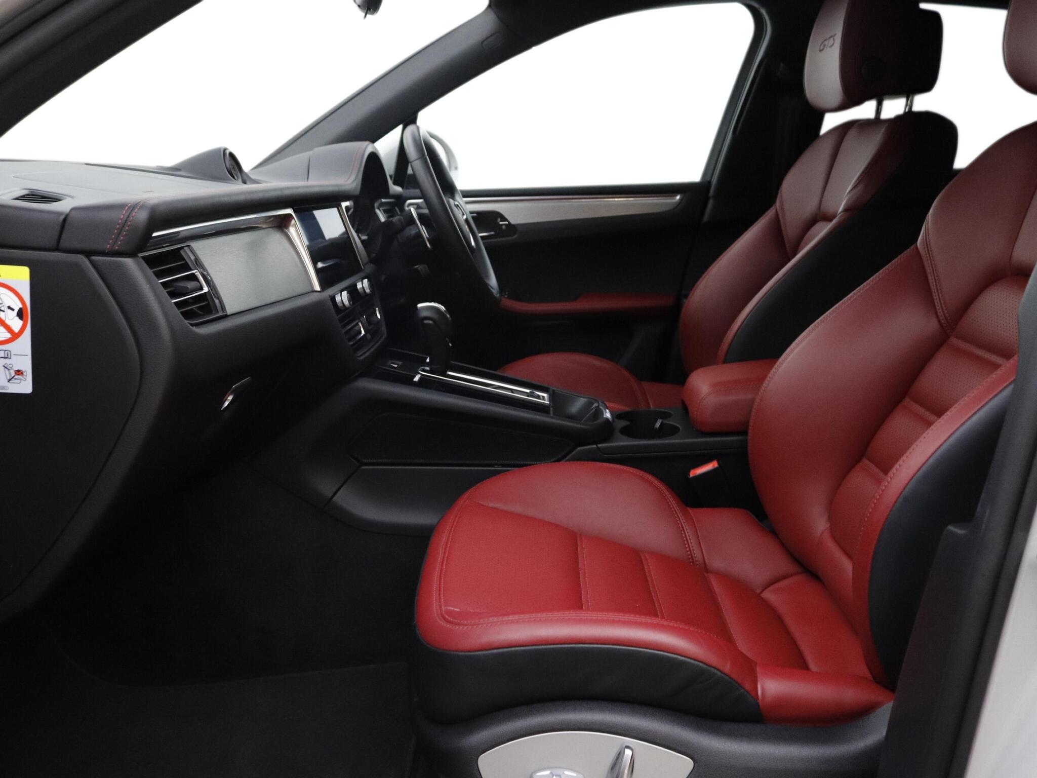 Porsche Macan view 13
