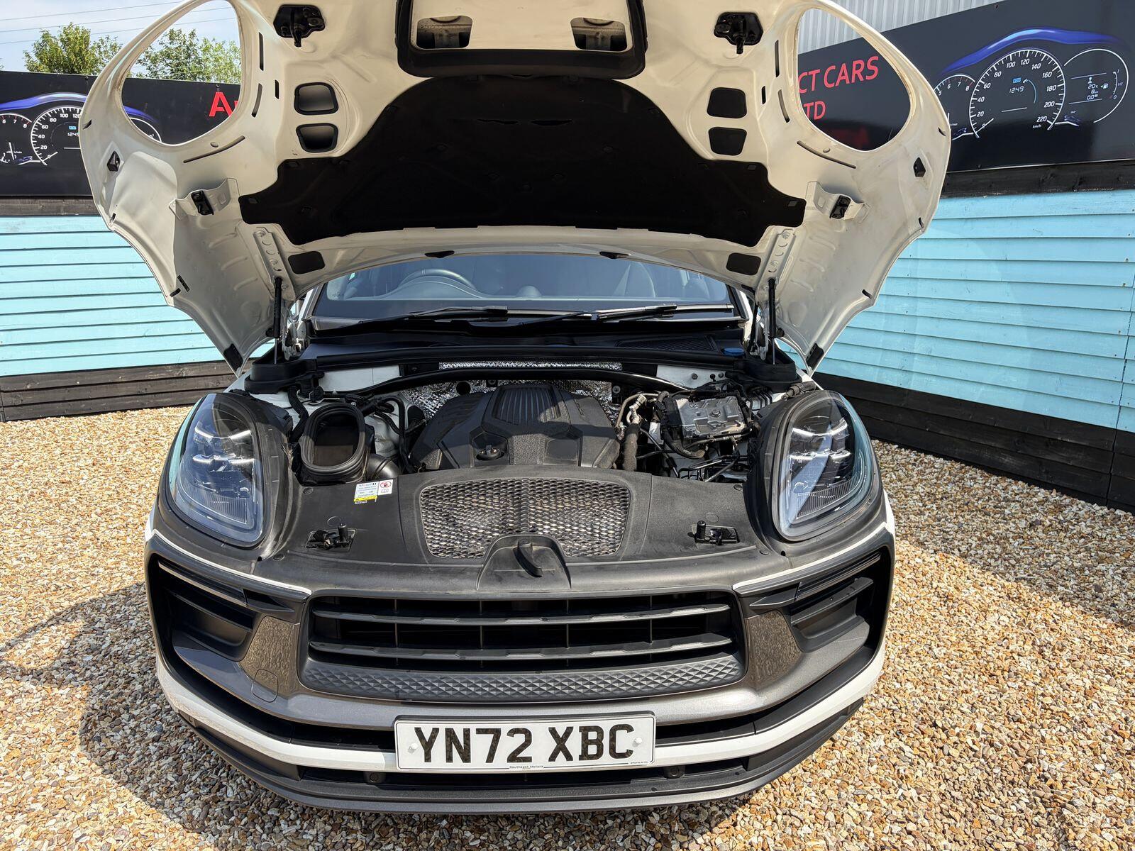 Porsche Macan view 12