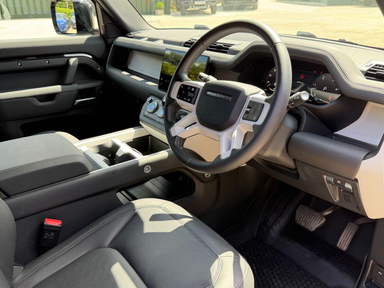 Land Rover Defender 90 view 32