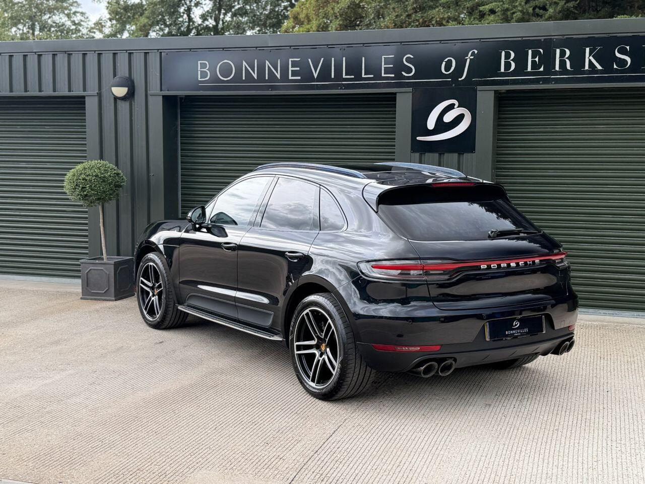 Porsche Macan view 22