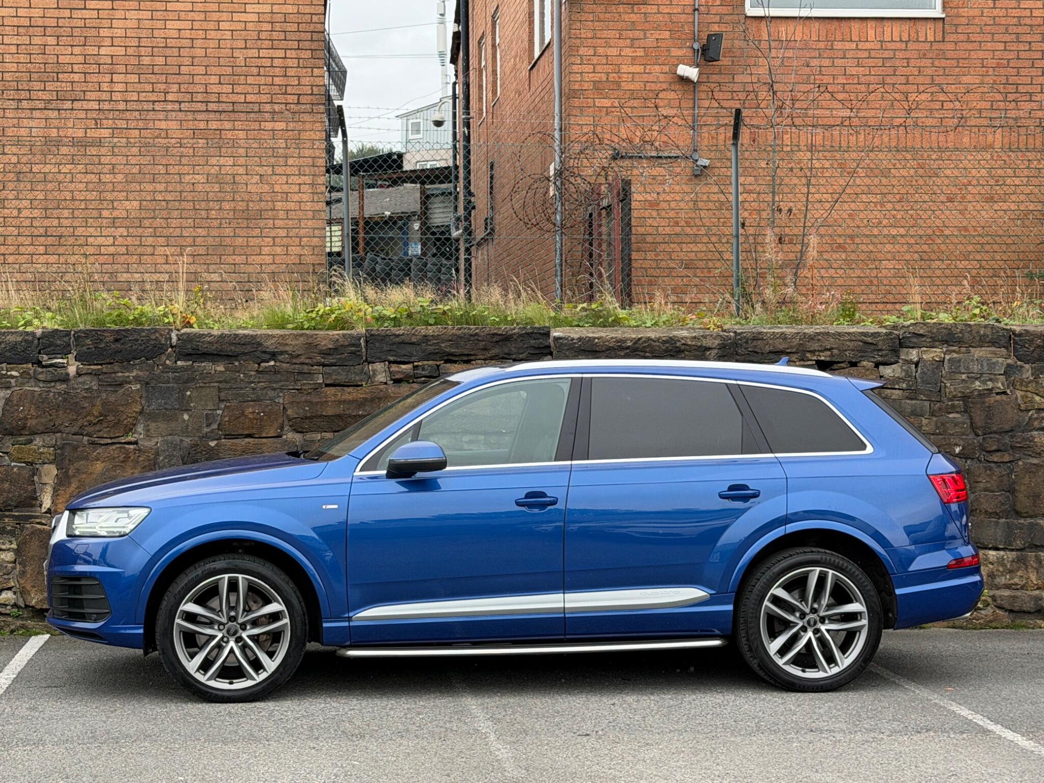 Audi Q7 view 4