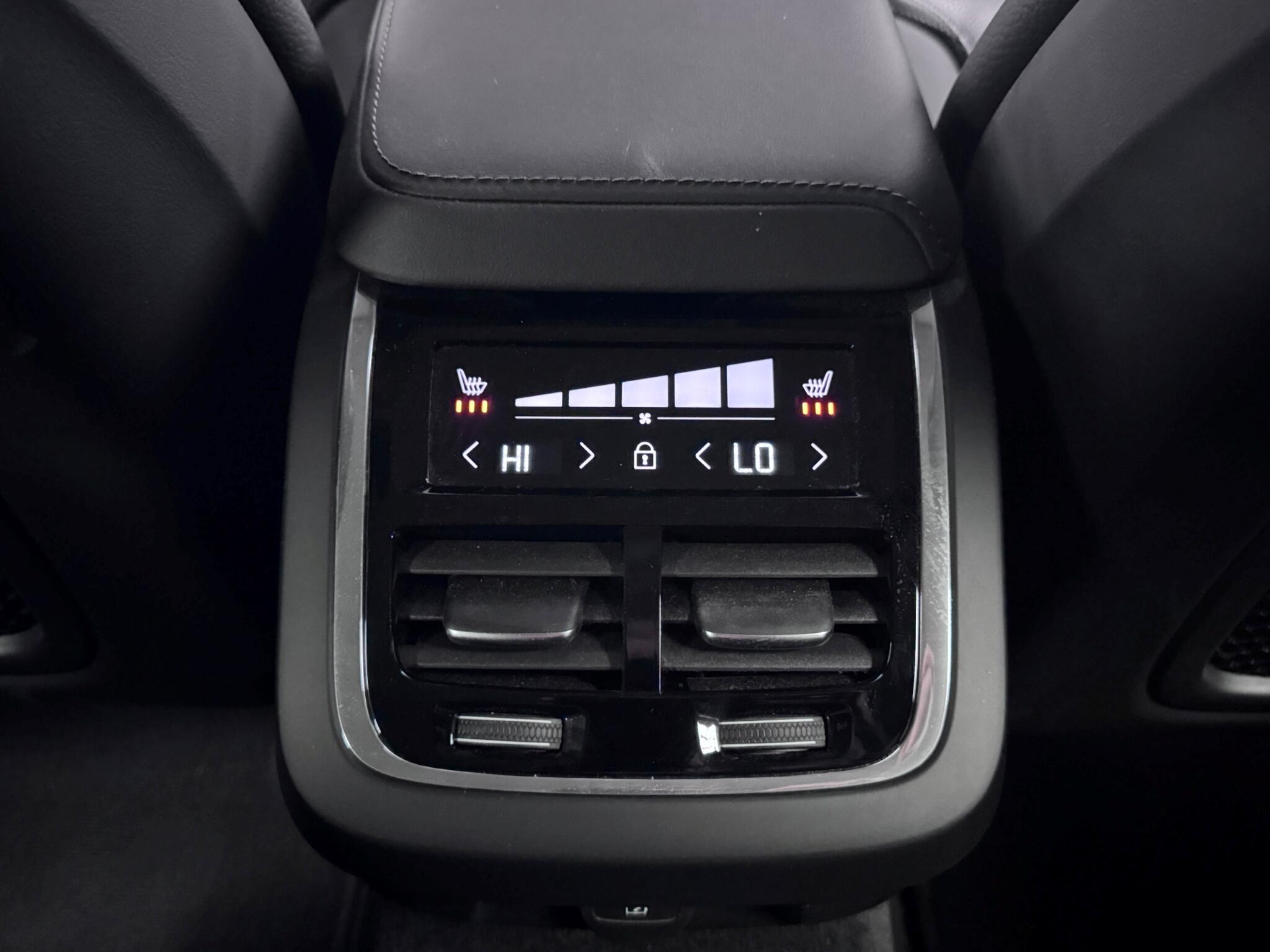 Volvo V60 Cross Country view 22