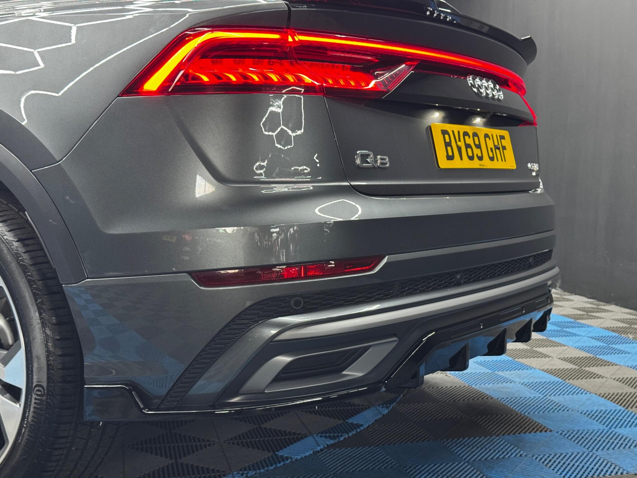Audi Q8 view 41