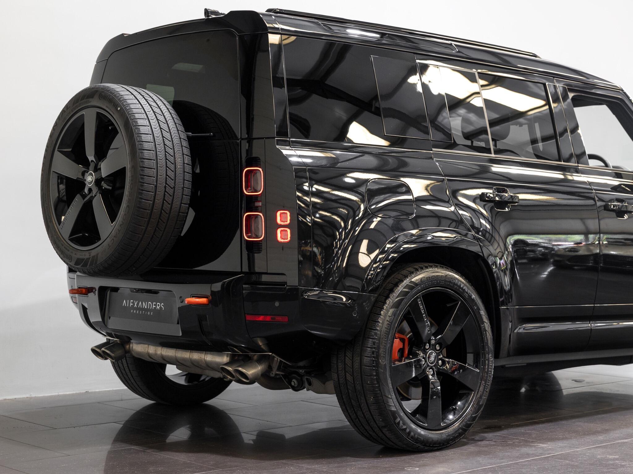 Land Rover Defender 110 view 13